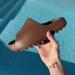 YEEZY SLIDE 