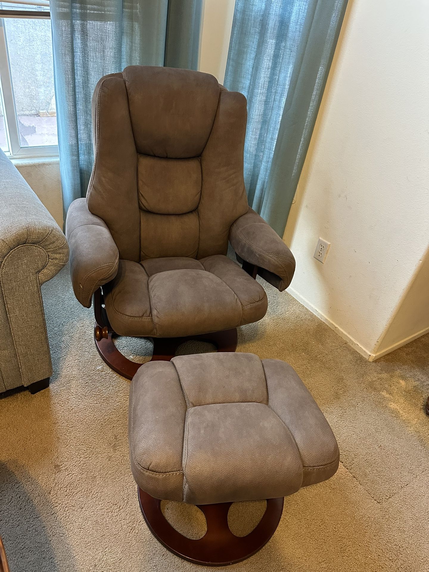 Recliner Chair with Ottoman – Excellent Condition