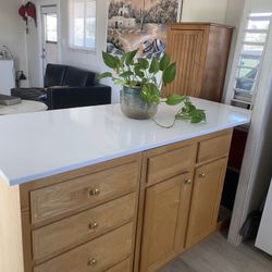 Quartz Countertop / Cabinets 