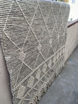 Beautiful White And Black Wool Rug 5’x 8’9”