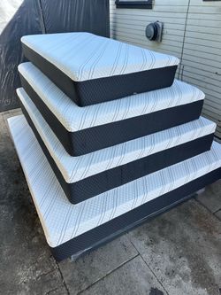 Memory foam mattress on sale  🎉  queen memory foam 12” medium firm mattress      New in a plastic sealed     We offer same day delivery