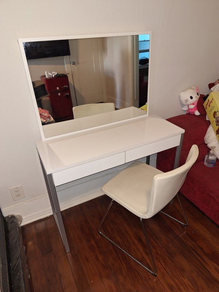 Vanity DESK With Mirror And Chair