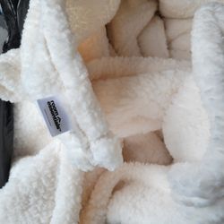 Clean Queen Size Mink Style Blanket 