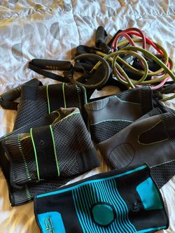 Knee compression sleeve (5) and resistance bands