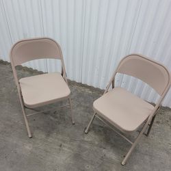2 Folding Chairs, Like New Thumbnail