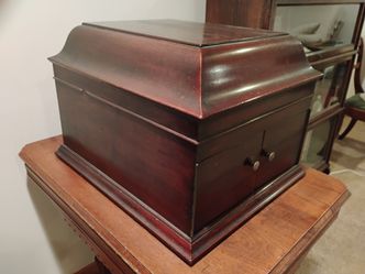 Antique Victrola VV-IX Tabletop Phonograph Plus 39 Records