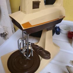 Sunbeam Mixmaster with beaters and cord, no bowls. East, west or north