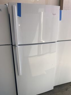 Whirlpool 30in. Top and bottom fridge like new conditions with 4 months warranty