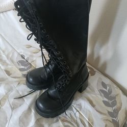 Woman's Tall Boots.