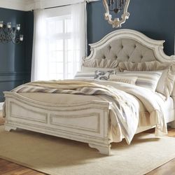 Realyn Chipped White King Panel Bed

