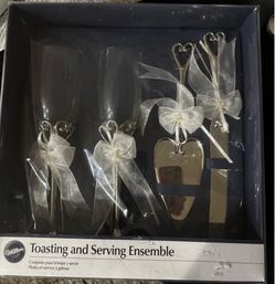 Toasting serving set