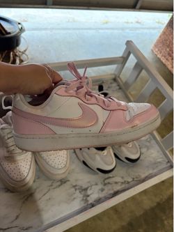 Nikes pjnk and white