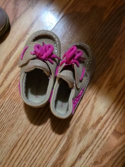 Toddler Girl Tan Sneakers with Pink Laces