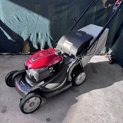 NEW LAWNMOWER HONDA HRX-217 /200cc  THE LAWNMOWER IS SELF PROPELLED. NEVER GET RUSTED, ROTO STOP BLADE SYSTEM, . CUTS TEALLY WELL STRAIGHT LINE. Trans