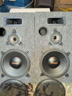 2 Acoustic NWX 1244  8 ohm 300 watt speakers. Like New!