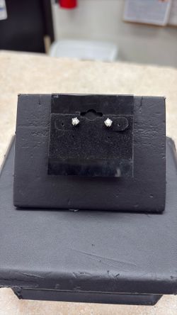 .4DWT Diamond Studs