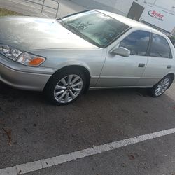 Yr 2000  toyota camry le