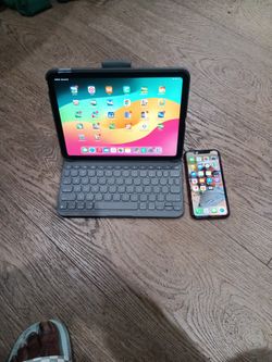 I Phone Xr In I Pad 10 Generation 2022 With Keyboard