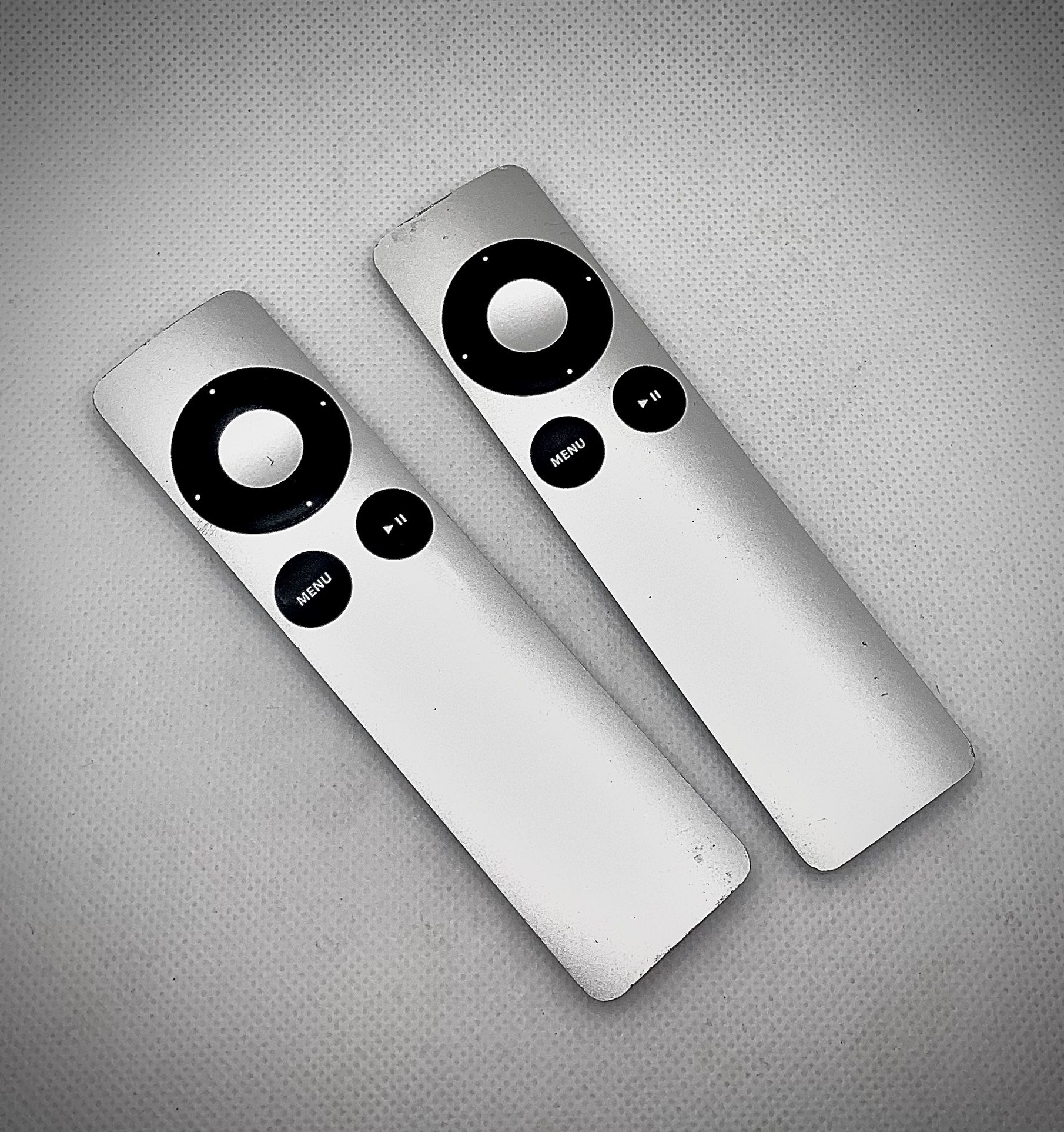 2x Apple Remotes