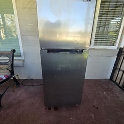 Free Refrigerator DOES NOT GET COLD!