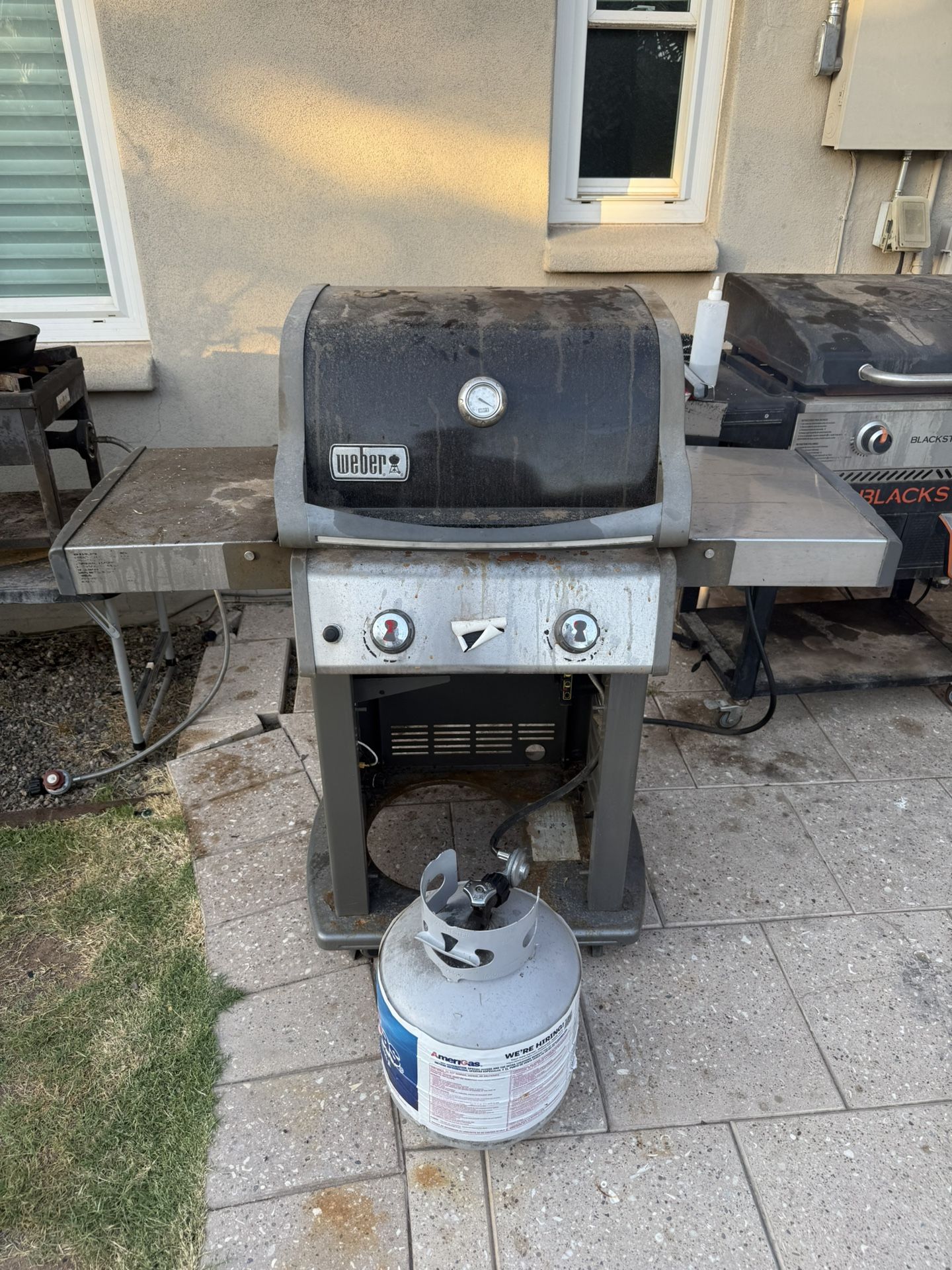 Weber 2 Burner Grill With Empty Propane Tank