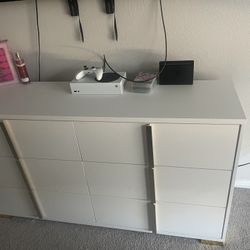 Dresser And Nightstands 
