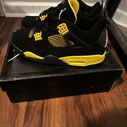 🔥 Jordan 4 “Thunder” Black/Yellow – Size 9.5🔥