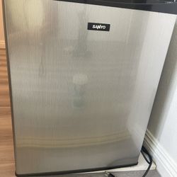 Sanyo Mini Fridge 