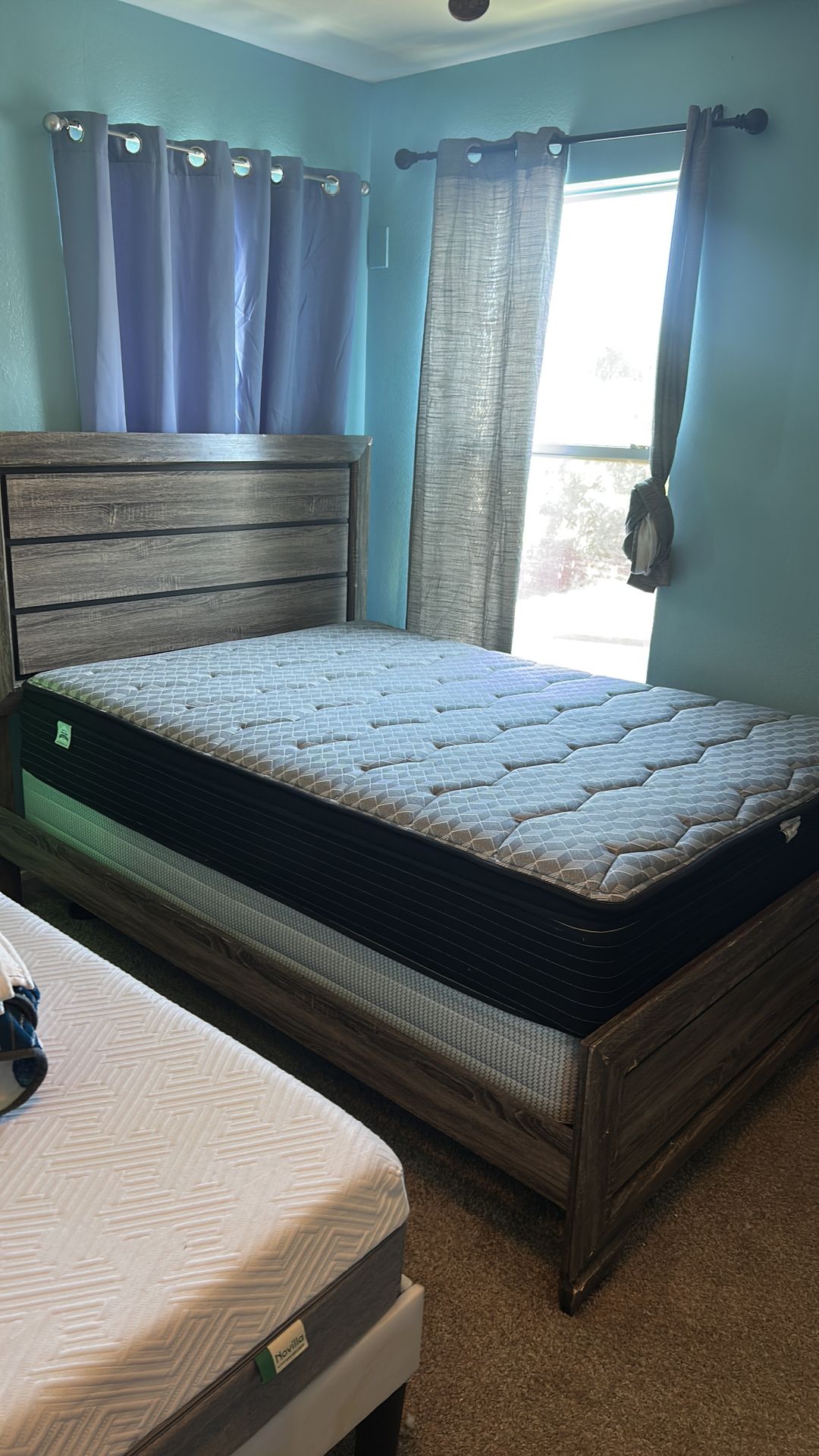 Bed & dresser with mirror