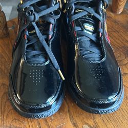 Basketball shoes