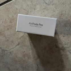 airpods pro’s 2nd gen magsafe charging case