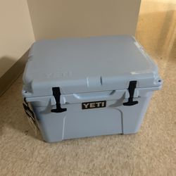 Brand New YETI Tundra 35 – Never Used – Still Has Tag