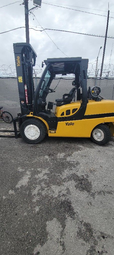 LOOKING FOR EQUIPMENT FORKLIFTS AVAILABLE!! CALL OLIVER FINANICING AVAILABLE