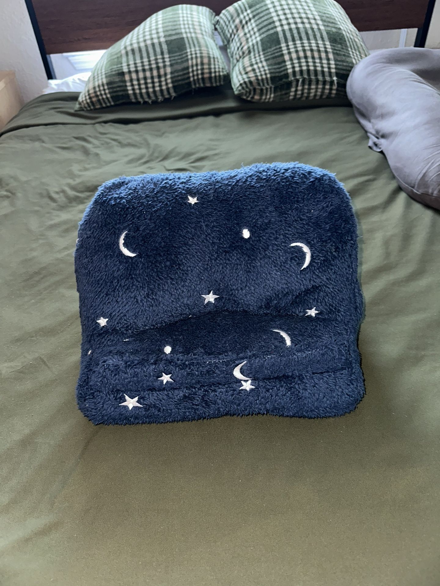 IPAD PILLOW STAND