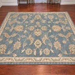 Sofie Collection 7' x 9' Wool Rug – Excellent Condition