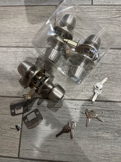 3 door knobs with keys