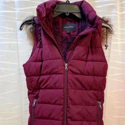 Price Just Dropped: Banana Republic Faux Fur Hooded Vest Removable Sherpa (Size: XS, Burgundy) (Pick up🛒 In Bellevue)*Check out my Other Posts 🎁
