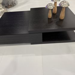 CoffeeTable Like New, Dark Brown, With 2 Drawers. Dimensions: 55W x 31.5D  x 12H