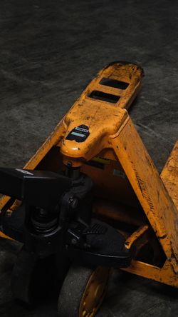 Manual Pallet Jack - 5500 lbs - 20inx35in