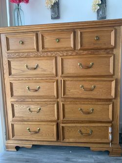 TRADITIONAL OAK 10 DRAWER DRESSER
