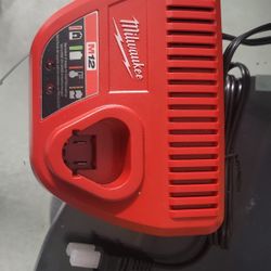 MILWAUKEE M12 BATTERY CHARGER