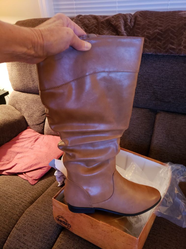 New in orginal box ladies size 10 meduim boots, Saffron brand, never woren