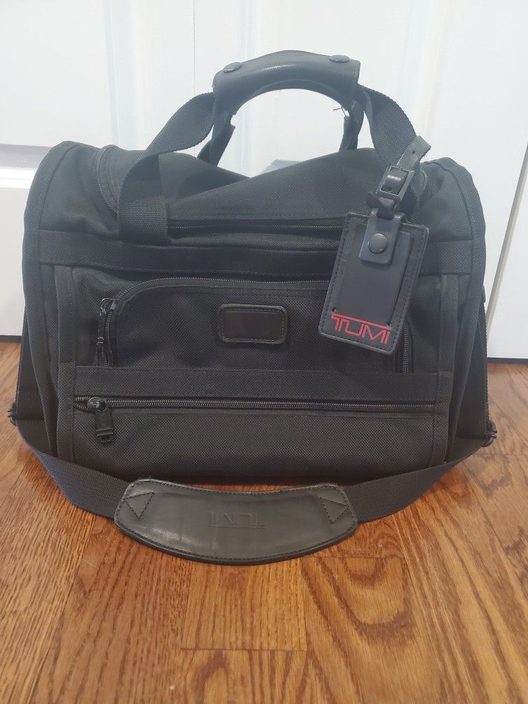 Tumi Alpha Sport Black Small Nylon Duffle Bag Travel Carry On Gym Weekend 261D3 luxury luggage