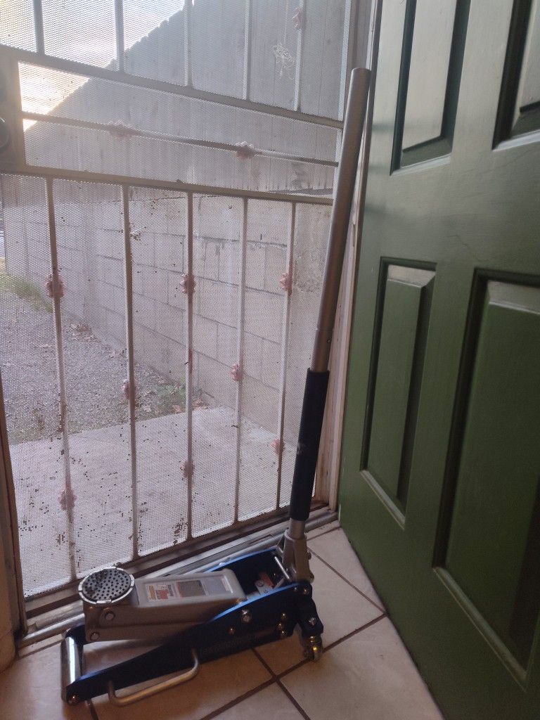 Pittsburgh 1.5 Ton Floor Jack