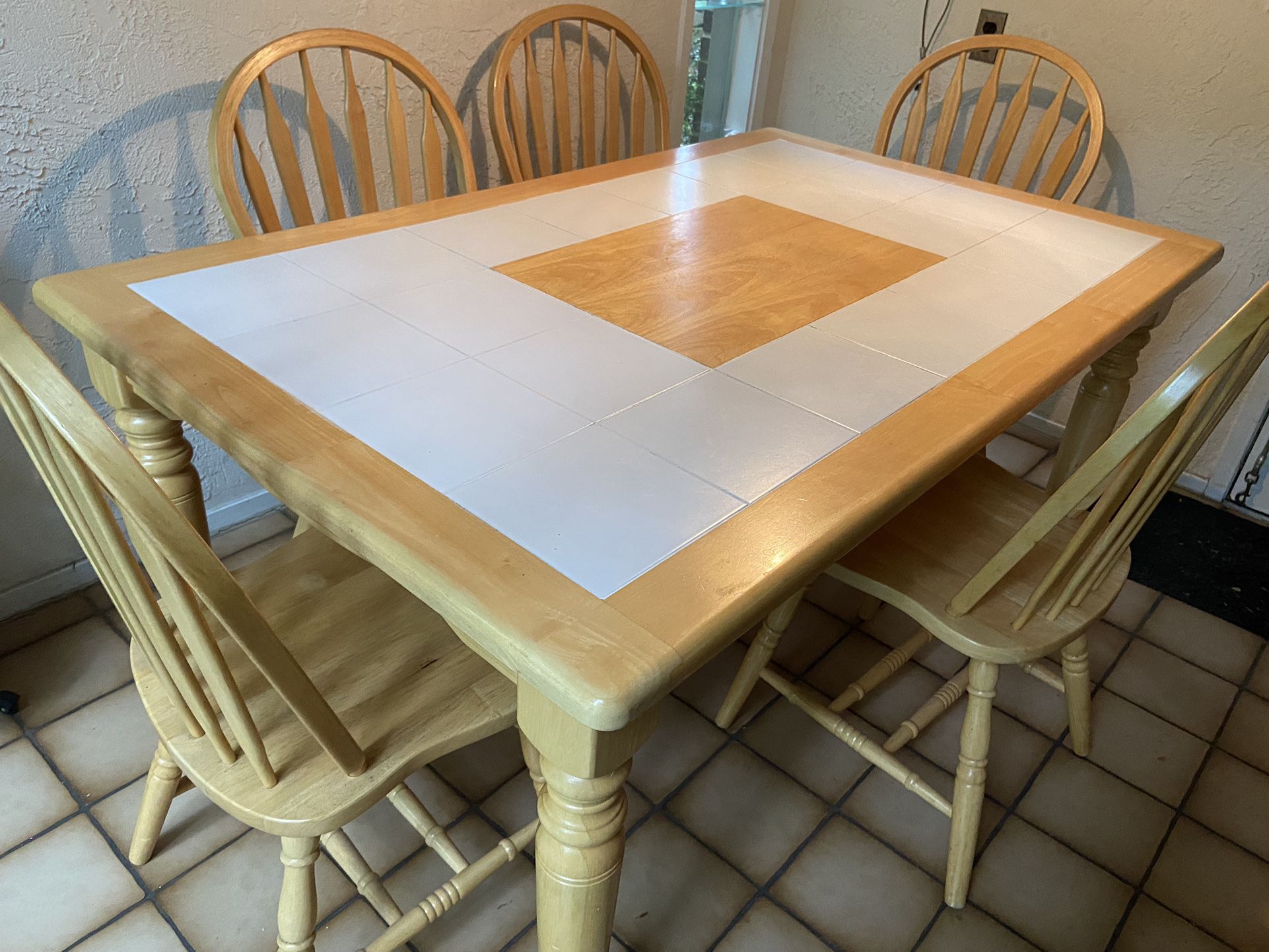 Wood/tile Dining Or Kitchen Room Table Like New Condition 