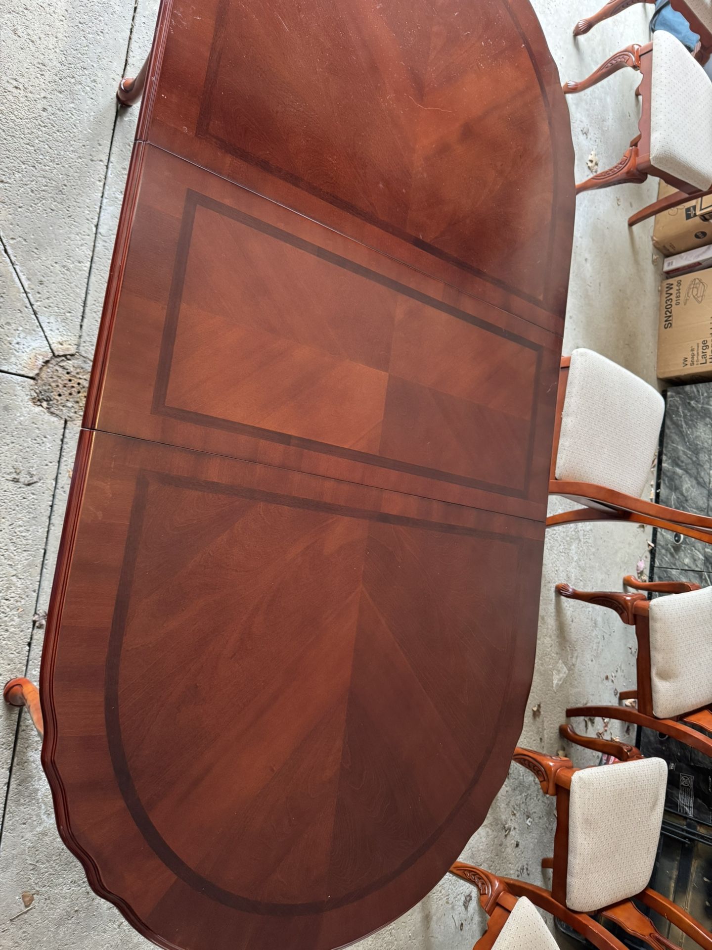 Elegant Mahogany Round Dining Table Set with Inlay Design & Cushing chairs