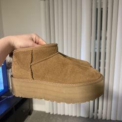 Ugg Plate form Mini Ugg- Size 8