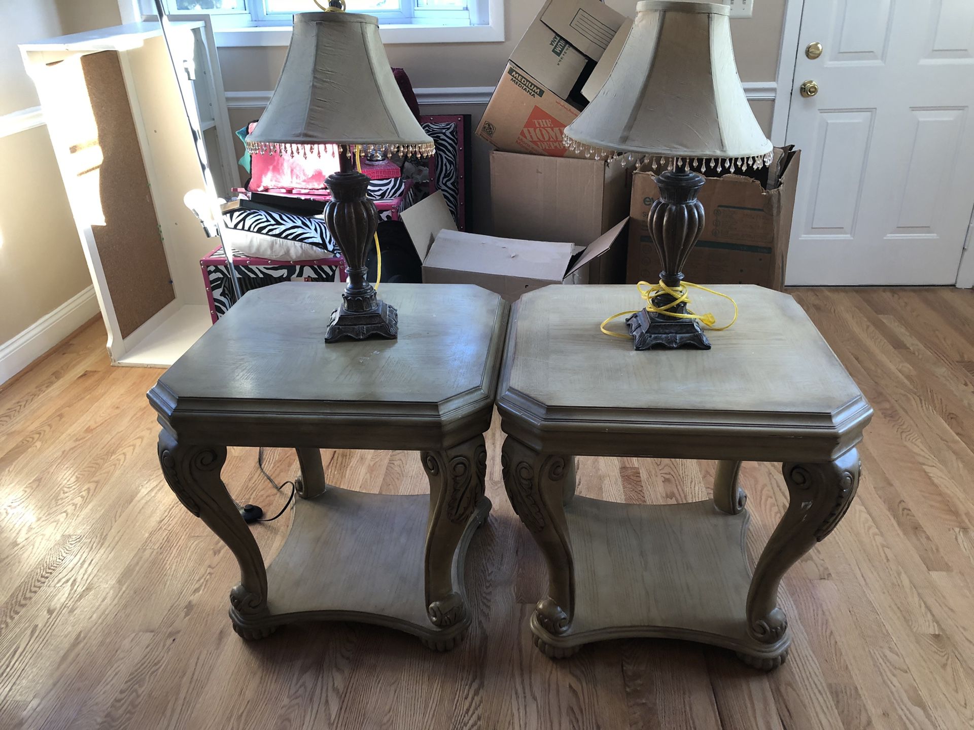 2 gorgeous wooden side tables with lamps