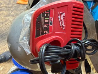 Cargador Milwaukee