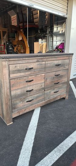 Ashley Furniture Trinell 6-Drawer Dresser – Fixer Upper / Clearance Deal